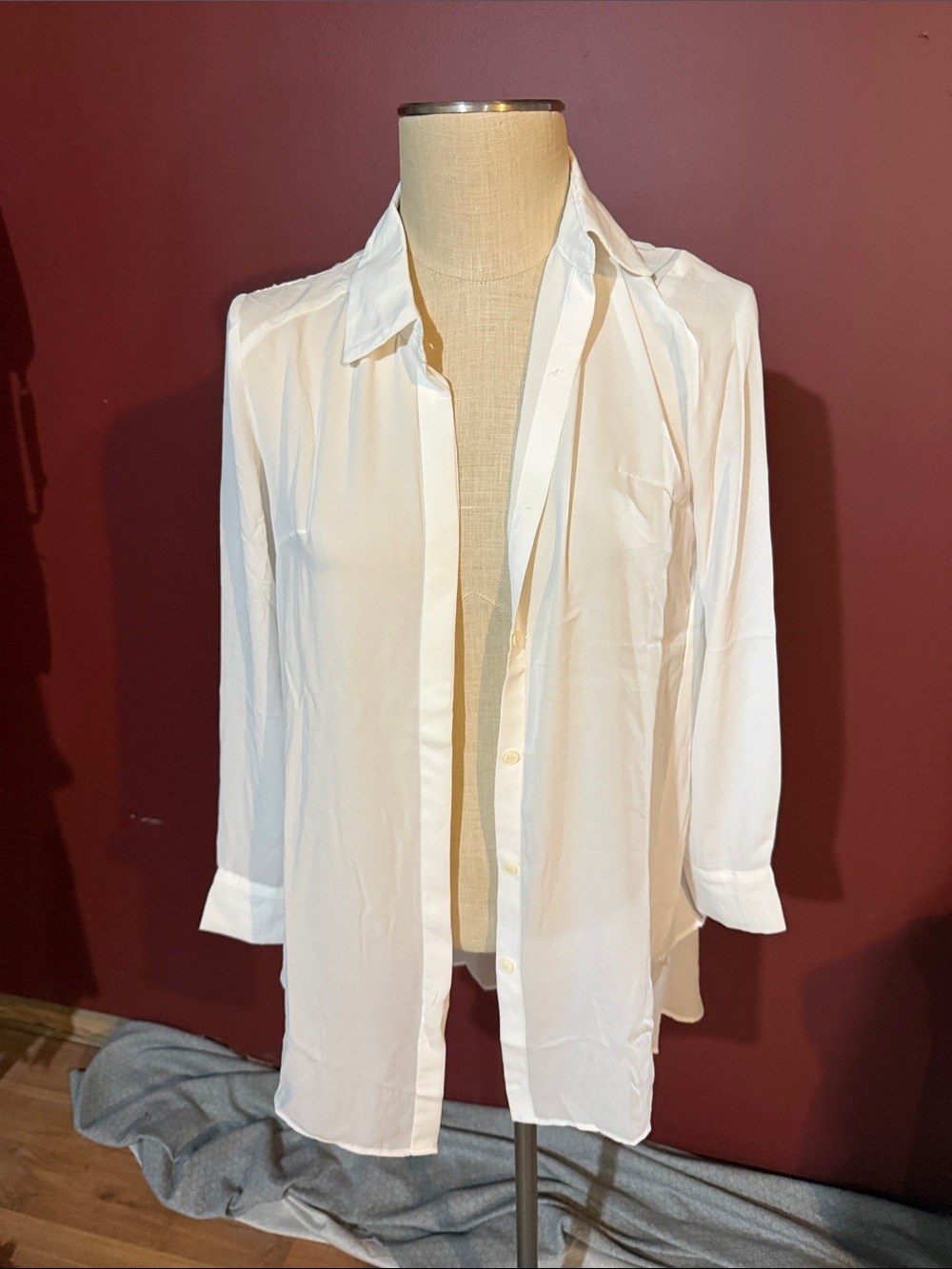 UniQlo Classic White Button-Front Women's Shirt